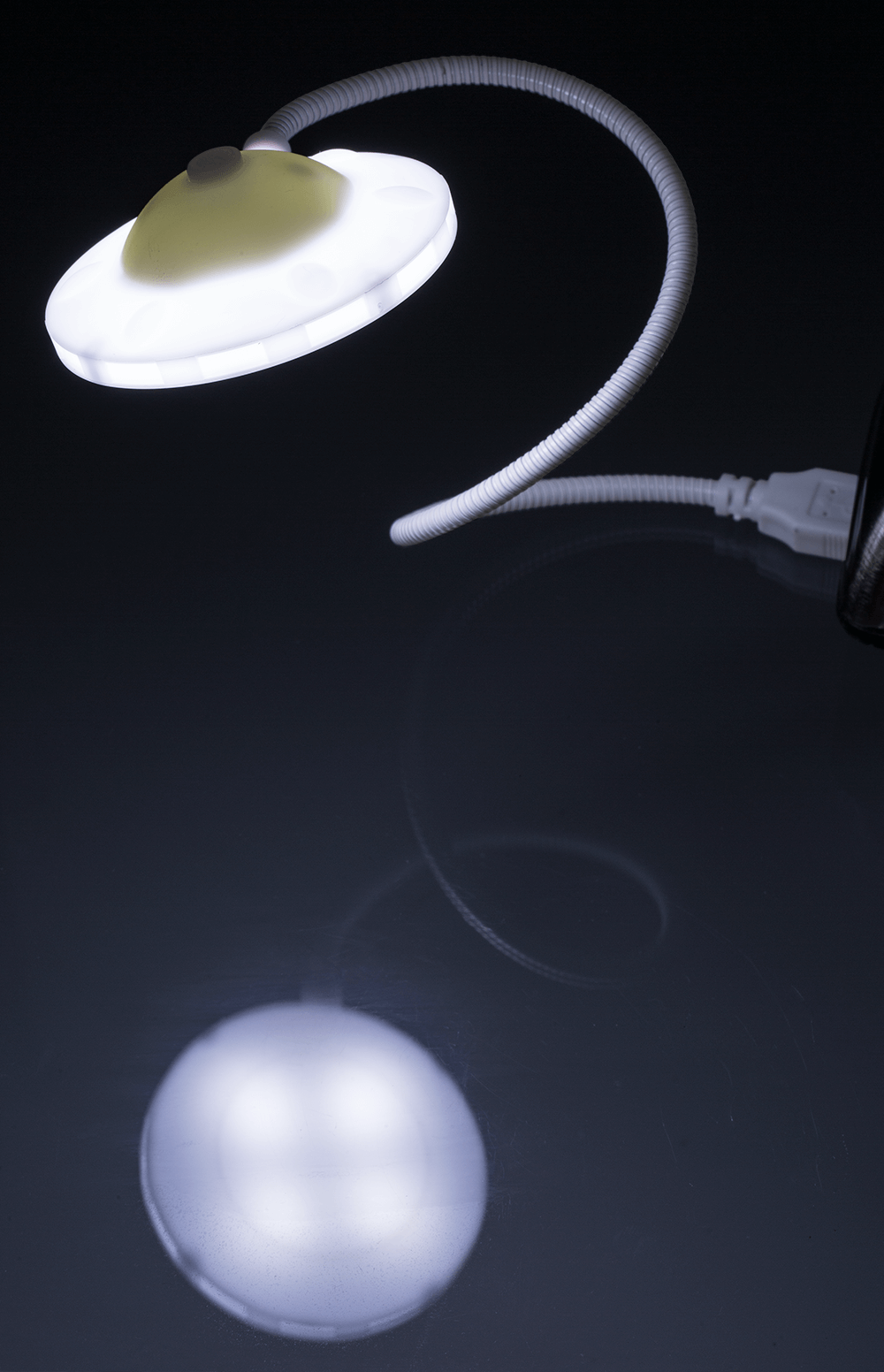 USB LED UFO, ca. 6,5 x 33 cm, with USB cable;