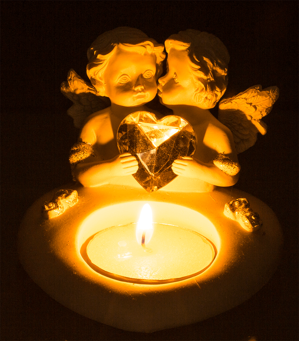 Polyresin heart tealight holder with double angel